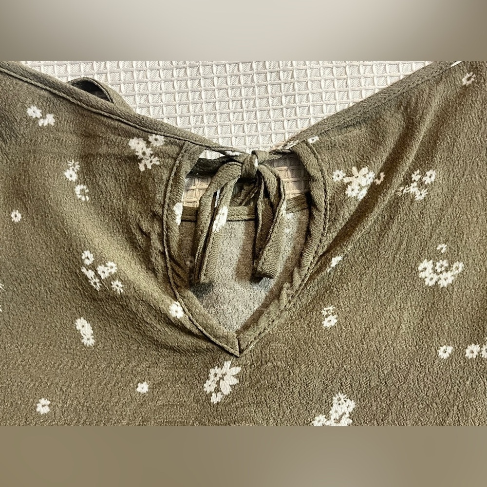 Lauren Conrad Olive Green Floral Women's Top Size XS - Picture 9 of 9